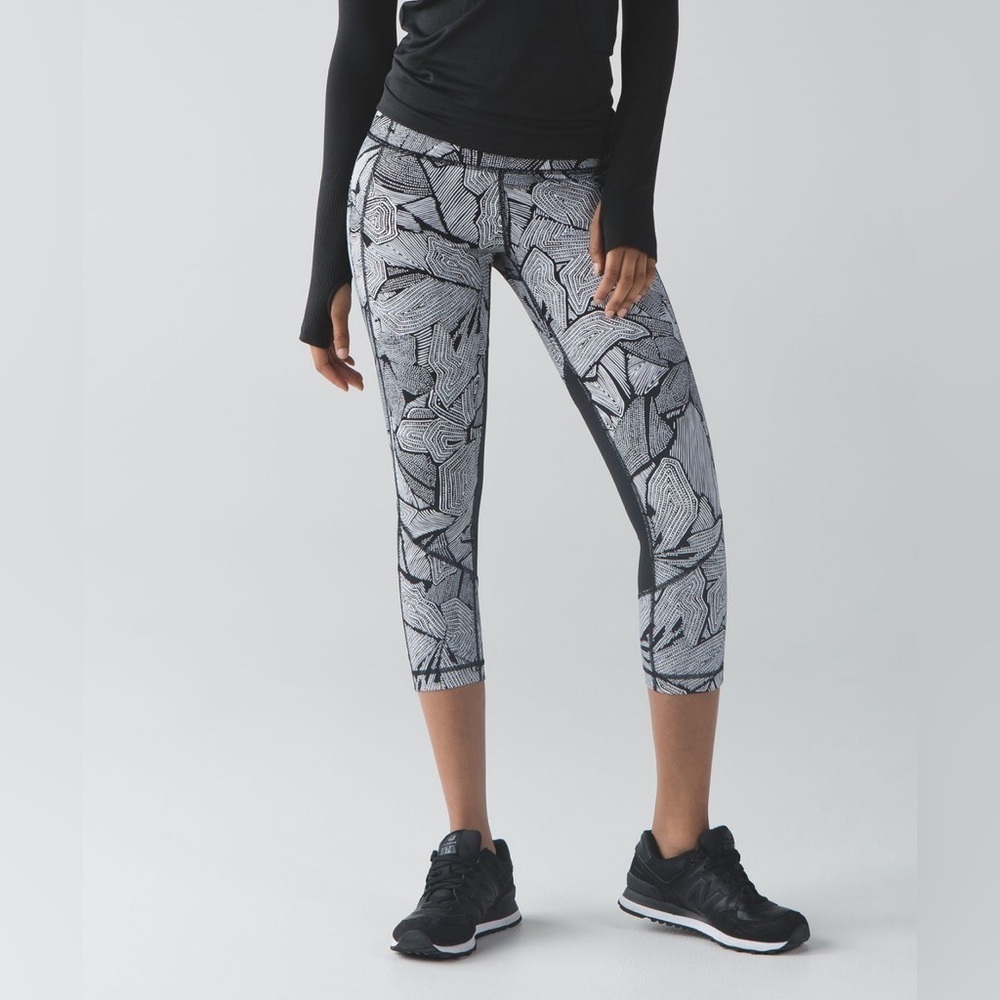 Lululemon Pace Rival Crop (Full-On Luxtreme) Dottie Tribe White Black Size 4‎
